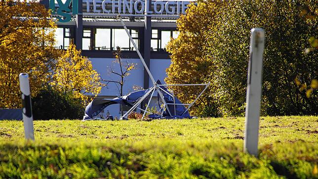 Das Sturmtief Ignatz bläst durch die Region, hier ein zerstörter Schirm an der MS Technologie-Arena am Villinger Friedengrund