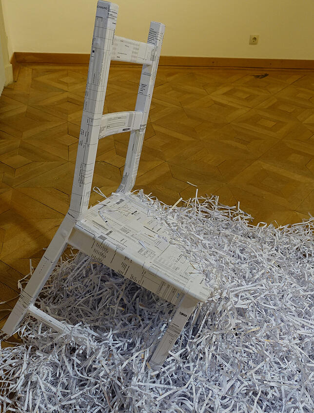 &bdquo;Beichtstuhl&ldquo; von Carola Faller-Barris, eine plastische Arbeit aus Holz und Papier, zu sehen in der Bad Säckinger ...