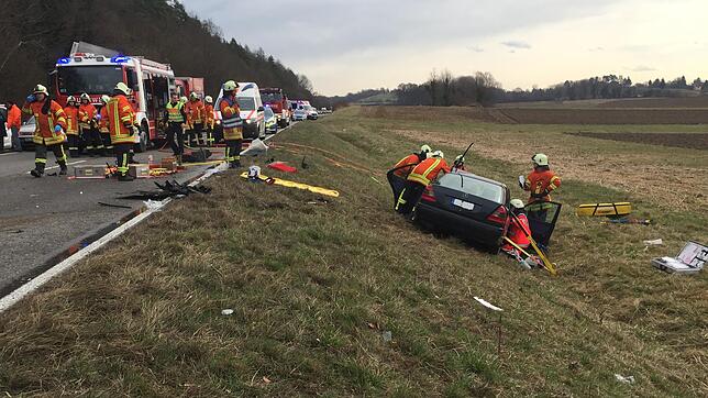 Rettungskräfte im Einsatz bei einem schweren Verkehrsunfall auf der B33 bei Allensbach.