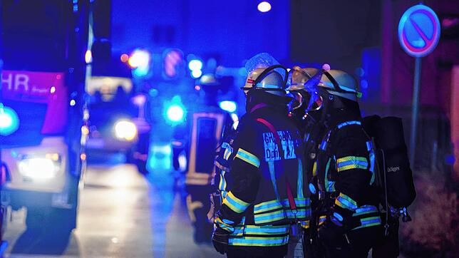 Zu einem Tiefgaragenbrand an der Hagelrainstraße rückt die Feuerwehr am Sonntagmorgen aus.