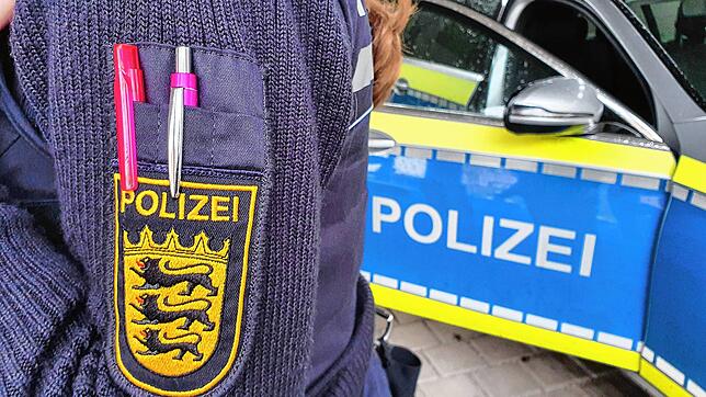 Bei einem Polizeieinsatz in Überlingen wurden zwei Beamte verletzt. Sie waren zu einem Beziehungsstreit gerufen worden. Das Bild ist ein ...