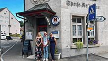 „Warteck“-Wirtin Erika Langler (rechts) – hier mit Patrick Bacher und Erika Langler – möchte Ende des Jahres kürzertreten. Sie geht ...