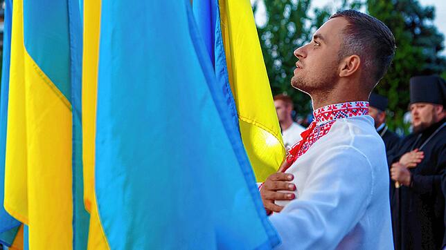 Mitglieder des Akademischen Volkschors von Zakarpattia treten während der künstlerischen Aktion &bdquo;Gebet für die Ukraine&ldquo; am ...