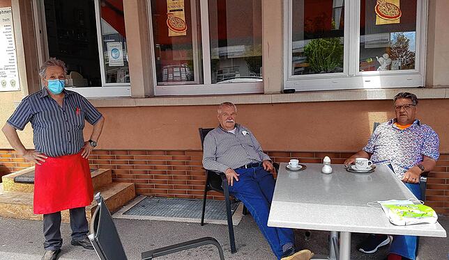 Die zuvor frisch getesteten Gäste Johann Lorenz und Norbert Hinsch sind froh, nun wieder beim Gastwirt Giuseppe de Luca oder Pino, wie ...