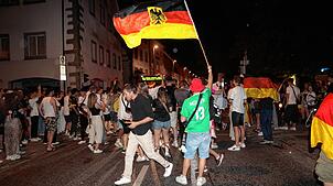 Bild : Jetzt ist Party! Die Konstanzer Fußballfans feiern den Einzug ins Viertelfinale der EM 2024