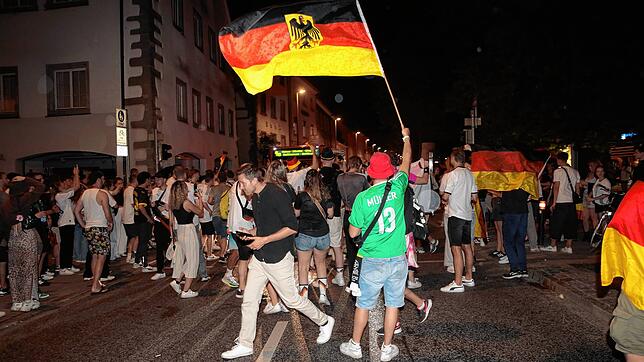 Bild : Jetzt ist Party! Die Konstanzer Fußballfans feiern den Einzug ins Viertelfinale der EM 2024