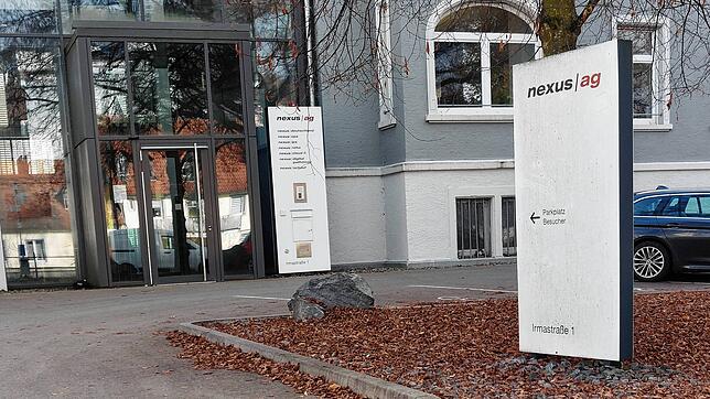 Vor dem Nexus-Hauptquartier wirft ein Baum sein altes Blätterdach ab. Innerhalb des Unternehmens stehen Zeichen ebenfalls auf ...