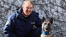 Michael Nachtigall, Hundeführer und Ausbilder der Polizeihundestaffel, mit Hund Chica. Foto: Polizeipräsidium Konstanz