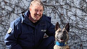 Michael Nachtigall, Hundeführer und Ausbilder der Polizeihundestaffel, mit Hund Chica. Foto: Polizeipräsidium Konstanz