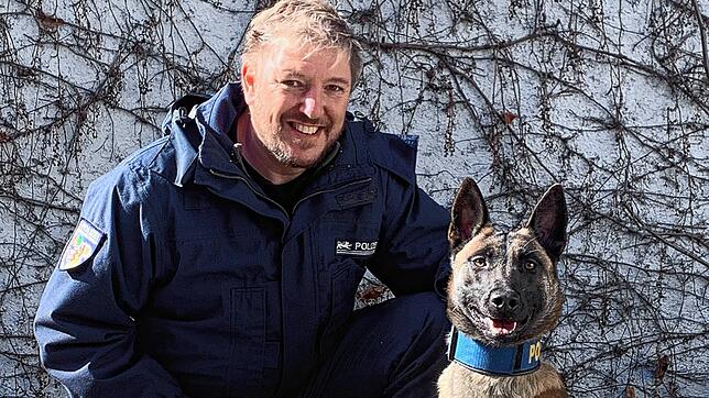 Michael Nachtigall, Hundeführer und Ausbilder der Polizeihundestaffel, mit Hund Chica. Foto: Polizeipräsidium Konstanz