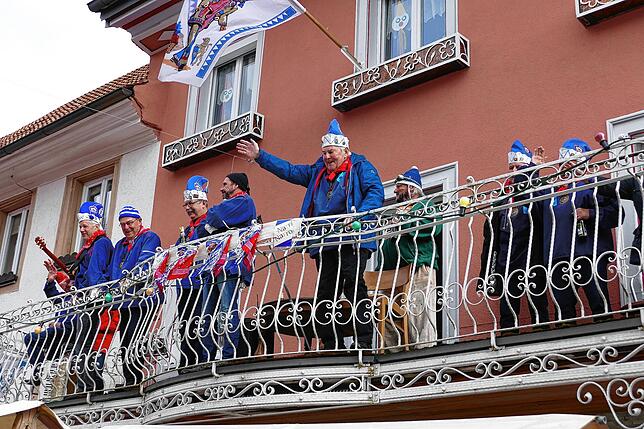 Altnarrenräten der Pflumeschlucker grüßten vom Balkon des Friseursalons Hany in die Menge vor dem Rathaus, machten auch musikalische ...