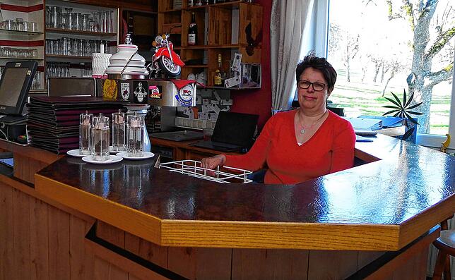 Nichts geht mehr auch im Gasthaus &bdquo;Jägerstüble&ldquo; in Wittenhofen, wo Wirtin Andrea Manz allein in der Gaststube steht.