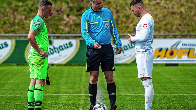 Bild : SV Waldhaus besiegt den SV Rheintal glatt mit 4:0 – und wir haben Bilder!