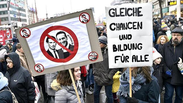 Aus Protest gegen die neue rechtskonservative Regierung in Österreich gehen am 13.01.2018 in Wien (Österreich) mehrere tausend Menschen ...