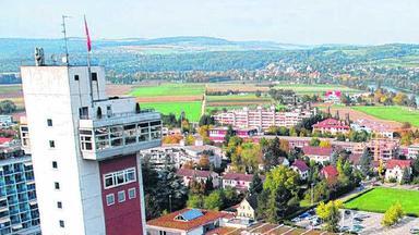 Der bekannte Turm neben dem schweizerischen Thermalbad Zurzach soll durch einen Neubau ersetzt werden.