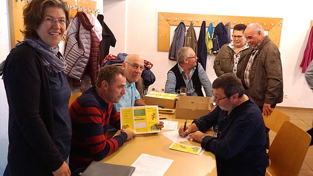 Die Unadinger Landwirte informieren bei der Kilbig über ihre Aktion, die Bienen zu retten und dabei nicht in Existenznot zu kommen. Von ...