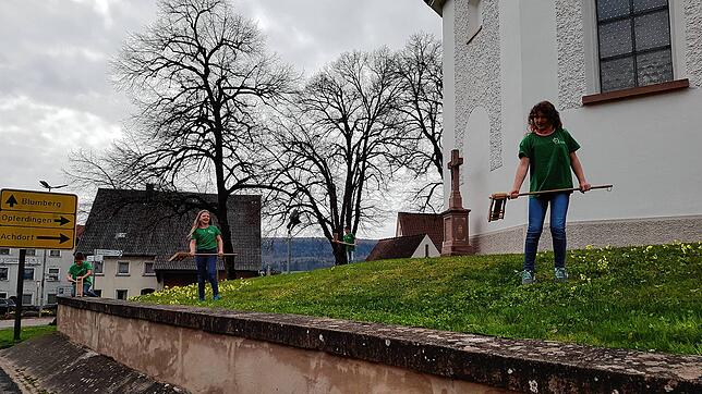 Zum Rätschen verteilen sich die Ministranten in Riedböhringen rund um die Kirche, damit das lautstarke Klappern ihrer Rätschen auch im ...