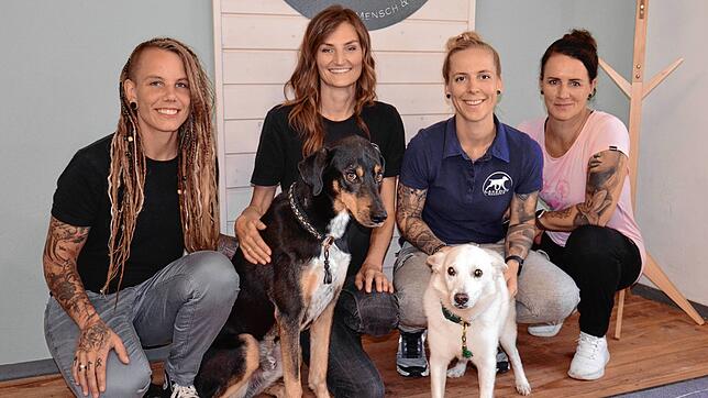 Katrin und Anne Oosterkamp, Chalina Muschlien und Jeannette Lang (von links) gehören zum Team der „LakeDog Akademie“. Mit ins Team ...