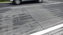 Wegen einer Unebenheit in der frisch sanierten Asphaltdeckschicht im Bereich einer Tagesnaht muss ein kleines Teilstück der Deckschicht ...