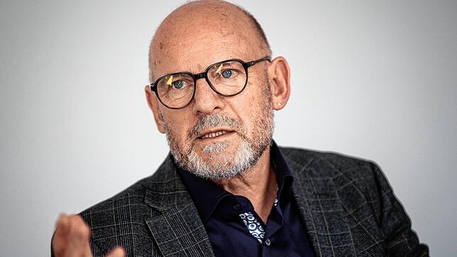 Verkehrsminister Winfried Hermann (Bündnis 90/Die Grünen) betrachtet seine Politik nicht als gescheitert. Er gibt aber zu: Die Politik ...