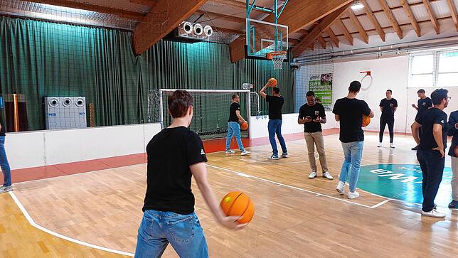 Die Halle ist jetzt auf Basketball getrimmt. Ideal für die Spieler.