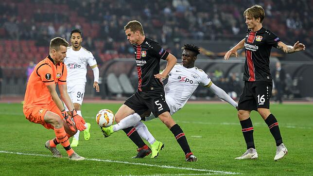 Die Leverkusener Defensive um Torwart Lukas Hradecky musste heute drei Mal den Ball aus dem Netz holen.