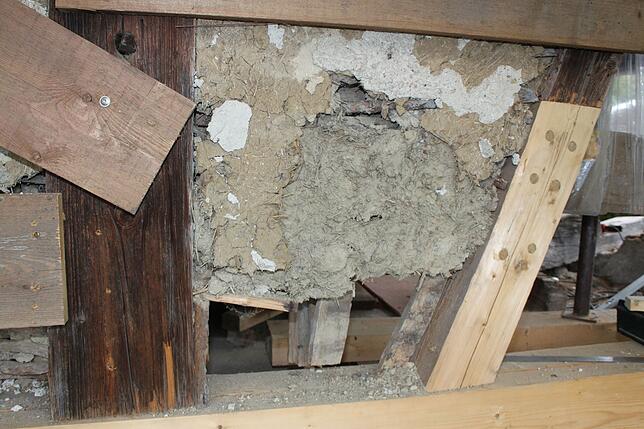 Die Zwischenräume, &bdquo;Gefache&ldquo; des Fachwerks des Ausgedinghauses. Es wurden Holzstäbe eingesetzt, Weiden gespalten und ähnlich ...