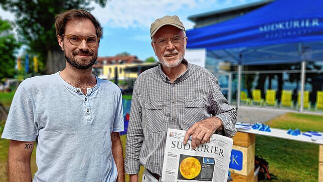 Karsten Sohns ist SÜDKURIER-Leser. Auf dem Bild ist er mit Volontär Simon Conrads zu sehen. Sohns sorgt sich um die steigende Inflation ...