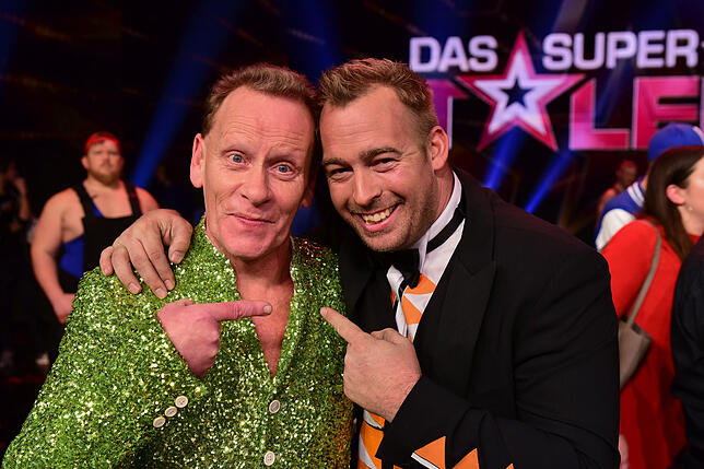 Die Zwei verstehen sich. Hannes Schwarz gratuliert dem Sieger der Talentshow, Stevie Starr. Er kann Sachen verschlucken und sie wieder ...