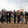 Endlich geht es los: beim Spatenstich legen (von links) Sebastian Babes (Architekturbüro Rogg), Thomas Seeger (Generalunternehmer ...