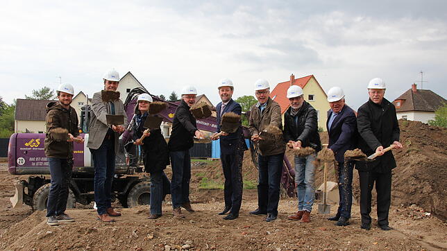 Endlich geht es los: beim Spatenstich legen (von links) Sebastian Babes (Architekturbüro Rogg), Thomas Seeger (Generalunternehmer ...