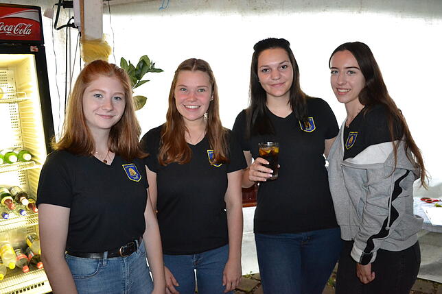 Die jungen Frauen der Binkergarde trugen mit ihrer Cocktailbar zum Gelingen des Dorfplatzfestes bei (von links): Michelle Schlosser, ...