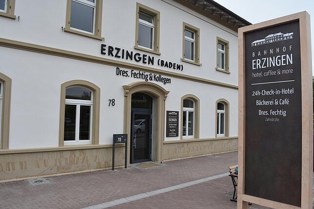 Im ehemaligen Bahnhofsgebäude in Erzingen haben bereist eine Zahnarztpraxis und ein Back-Café den Betrieb aufgenommen.