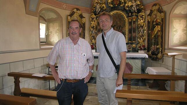 Max Duttlinger (links) erklärt Peter Erhart die Geschichte der Dreifaltigkeitskapelle auf dem Kalvarienberg. Seit Menschengedenken dient ...