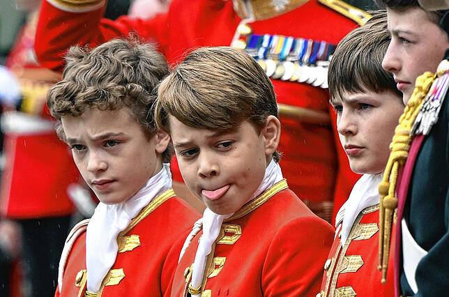 Prinz George (2.v.l) steht als Ehrenpage vor der Krönungszeremonie von König Charles III. und Königsgemahlin Camilla in der Westminster ...