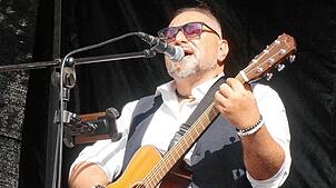 Große Stimme: Rocco Costa begeistert die Zuhörer mit seinem Auftritt bei der Nacht der Kulturen in Lauchringen.