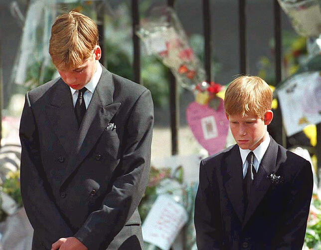 Royale Hochzeit: Prinz Harry und William September 1997: Mit gesenktem Köpfen verfolgen Prinz William (l) und Prinz Harry wie der Sarg mit den sterblichen Überresten ihrer ...