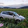 Ein VW Golf in einem Acker nahe der Bundesstraße 314 bei Riedheim. Hier ist es am Dienstagabend zu einem Unfall gekommen. Dabei hat sich ...