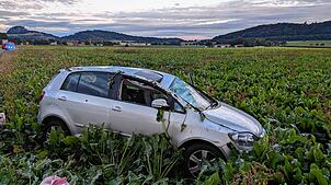 Ein VW Golf in einem Acker nahe der Bundesstraße 314 bei Riedheim. Hier ist es am Dienstagabend zu einem Unfall gekommen. Dabei hat sich ...