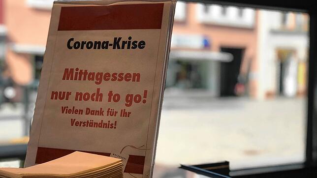 Seit mittlerweile einem Jahr ein gewohnter Anblick: Essen gibt es nur zum Mitnehmen – so wie hier in der Metzgerei Haller in ...
