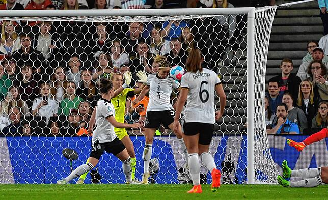 Deutschlands Kathrin Hendrich (M) klärt den Ball mit dem Kopf.