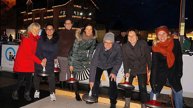 Bis zum 12. Januar können auf dem Viehmarktplatz noch Schlittschuh gelaufen und, wie diese Gruppe zeigt, Eisstöcke geschoben werden.