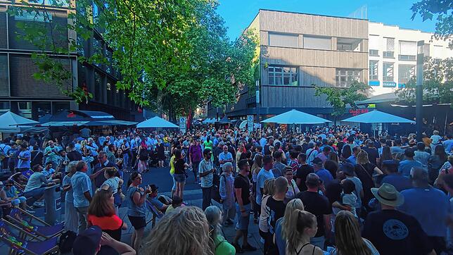 Die Straßen und Plätze der Singener Innenstadt sind voll. Tausende Menschen tummelten sich in der Stadt, um gemeinsam zu feiern.