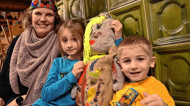 Zunftmeisterin Birgit Beck freut sich über die Kinder-Fasnetspuppe, an der auch Svea und Thorin mitgebastelt haben.