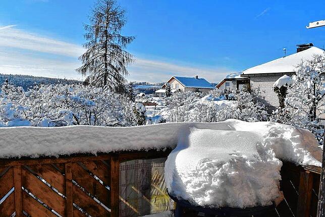 Auf Balkons und Terrassen lässt sich bestens erkennen, wie ergiebig die Schneefälle waren.