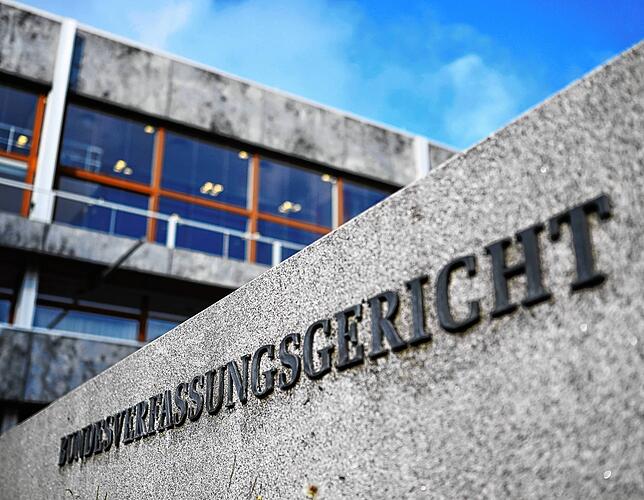 Außenaufnahme des Bundesverfassungsgerichts mit dem Schriftzug &bdquo;Bundesverfassungsgericht&ldquo;. Nun soll die Zahl der Kinder beim ...