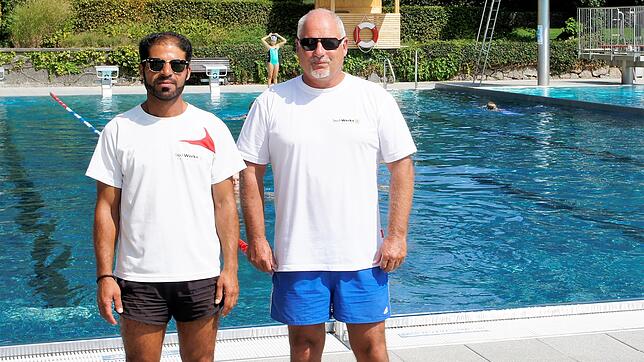 Abkühlung: Rekordverdächtige Besucherzahlen verzeichneten die Freibäder, hier die Crew des Gartenstrandbads Laufenburg.