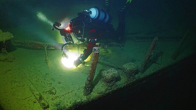 Ein Taucher am Wrack der Jura. Überall im See und in allen erdenklichen Tiefen befinden sich Hunderte von untergegangenen Wasserfahrzeugen.