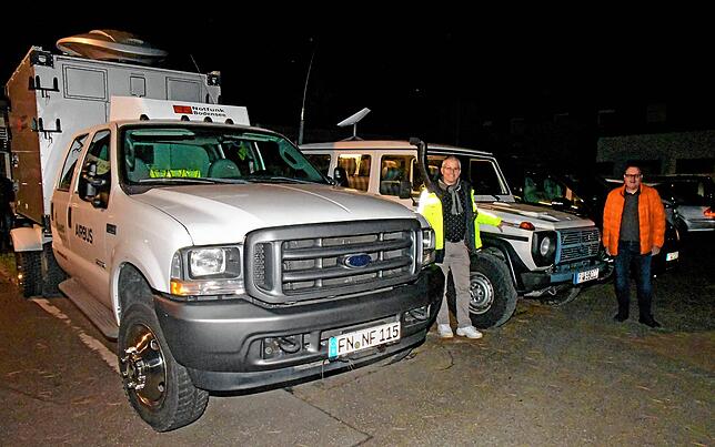 Allrad-Ford &bdquo;Krümel&ldquo; und Mercedes G sind aufgerüstet und einsatzbereit: Harry Kurrle (links) und Robert Traussnig mit ihren ...