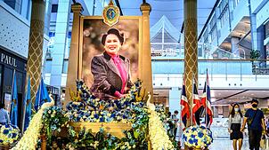 Einst galt sie als Stil-Ikone und schönste Monarchin der Welt. Jetzt ist Thailands langjährige Königin gestorben – und das ganze Land ...